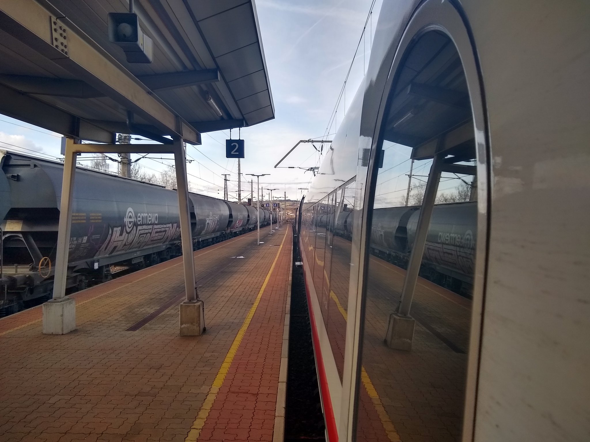 ICE standing at a platform of a railway station at Haiding